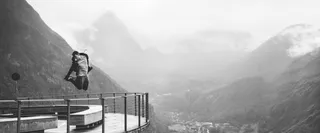 黑白人物跳跃背景高清