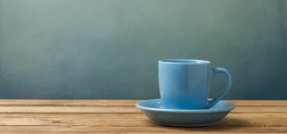 放在桌子上的马克杯子背景图高清另类其他背景