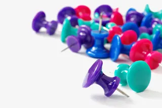 一堆彩色图钉免抠