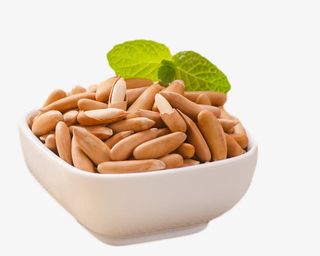 白色瓷碗中的巴西松子免抠