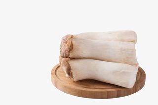 圆形木板上的杏鲍菇免抠