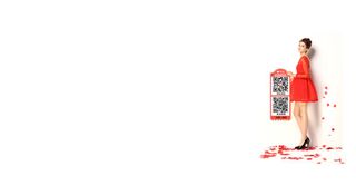 红色美女玫瑰花瓣免抠