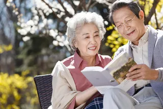 看书的两口子高清