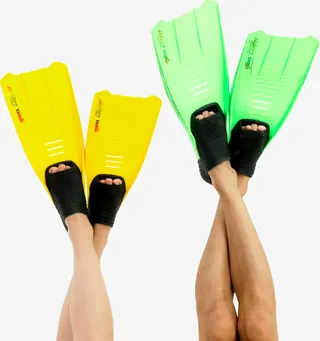 高清摄影海边度假游泳鸭掌板免抠