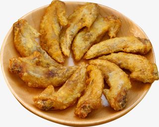 木质圆盘里的美味鸡翅免抠