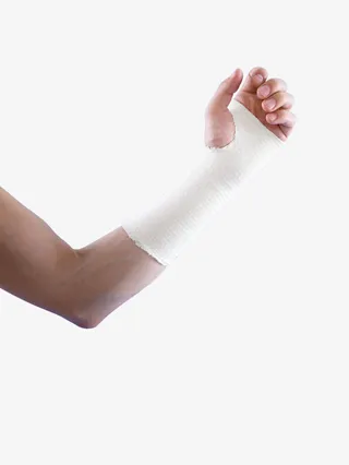 打绷带的受伤的胳膊素材免抠