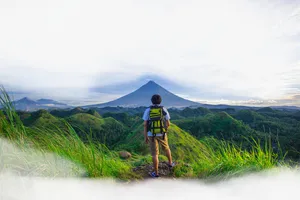 春天绿色山水登山免抠
