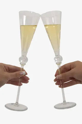 拿着酒杯的手免抠