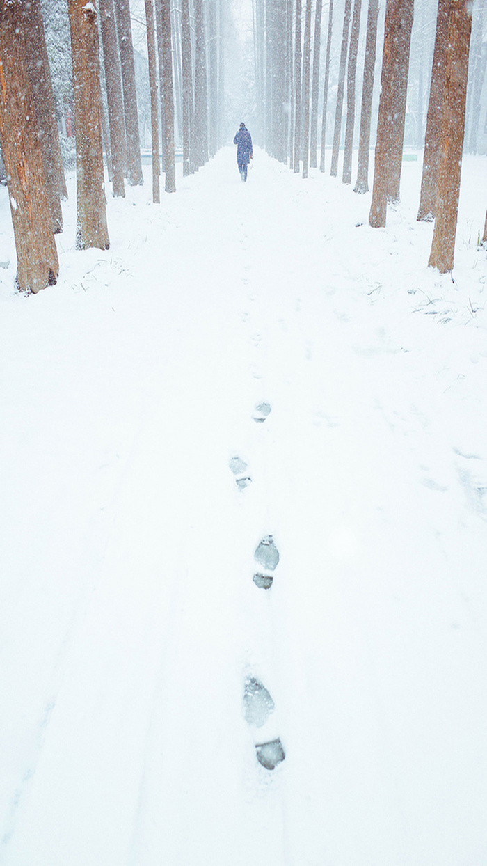 雪地上独行的脚印H5背景素材高清