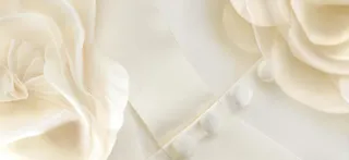 白色衣服扣子花朵海报背景