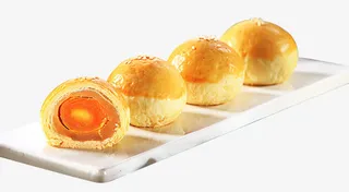 松软蛋黄酥素材免抠