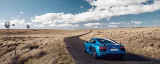 蓝天白云沙漠汽车背景高清