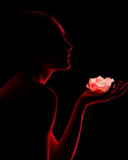 手捧鲜花的唯美抽象美女免抠