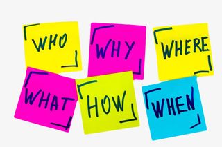 紫黄蓝色写着英文字母的便笺纸实免抠