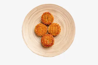 黄色盘子中的月饼免抠