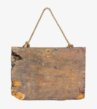 棕色腐朽带黄泥的挂着的木板实物免抠