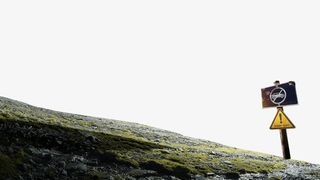 蓝天白云草地指路牌免抠