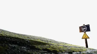 蓝天白云草地指路牌免抠