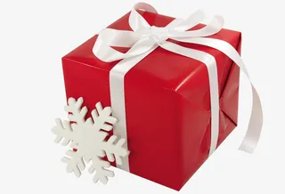 红色礼盒边上的雪花免抠