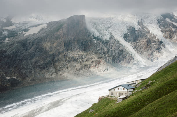 冬日雪山房屋草地免抠