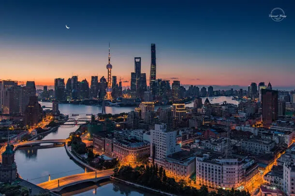 城市街道日出河水免抠