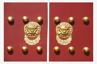 两排铜圆钉金色狮子头仿古大红门免抠