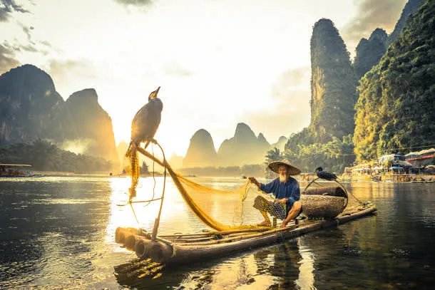蓝天白云下的湖泊船只免抠