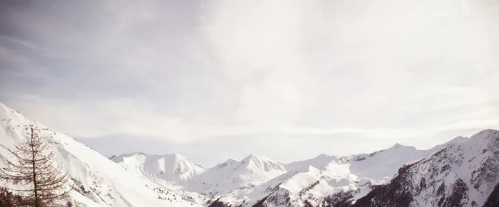 白色大气雪山banner背景高清