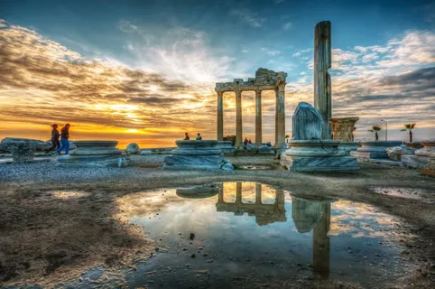 国外石门湖泊蓝天免抠