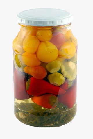 白色盖子透明玻璃罐头里的腌制混免抠