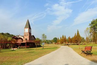 蓝天，白云，草地，小屋高清