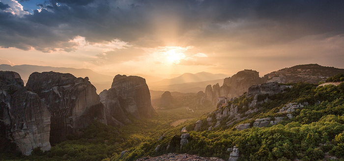 黄昏山谷背景图高清