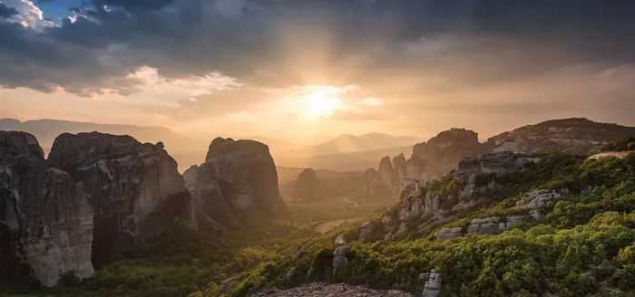 黄昏山谷背景图高清