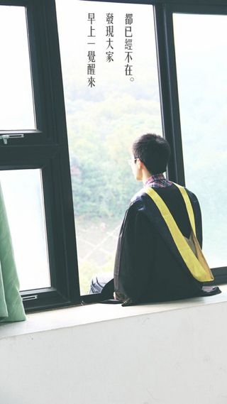 窗台上的学士服H5背景高清