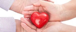 手捧爱心背景高清