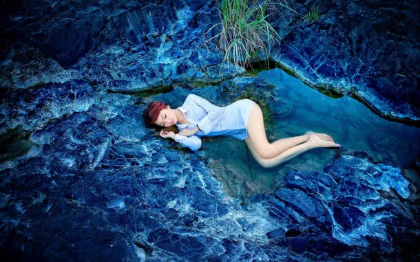 蓝色岩石上的女人海报背景