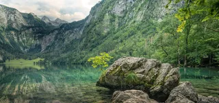 山间湖泊背景图高清