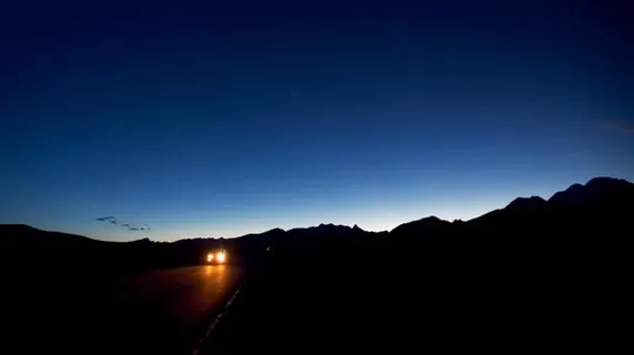 天空夜晚地平线大山免抠