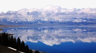 赛里木湖景点免抠