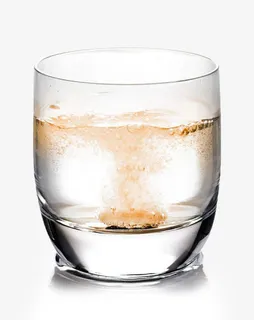 放入杯子中的泡腾片免抠