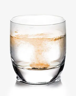 放入杯子中的泡腾片免抠