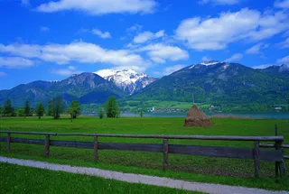 高原雪山绿色平原高清