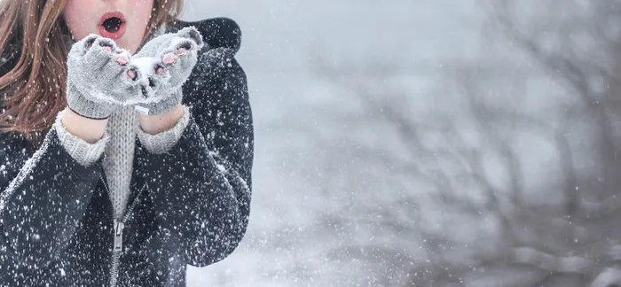 摄影冬天女生吹雪高清