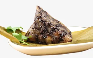 盘子里的紫米粽子免抠