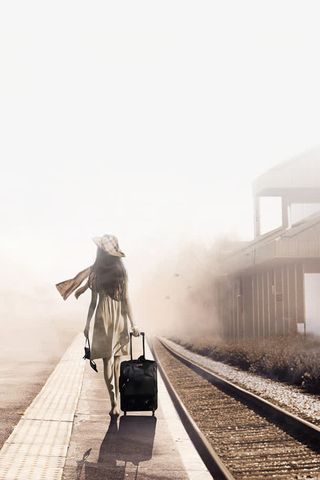 女孩孤单的背影免抠