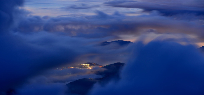 天空白云城市背景高清