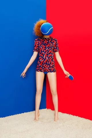 蓝红色背景下的外国美女