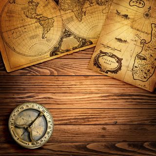 木板上的怀旧地图与指南针免抠