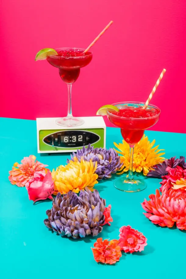 粉蓝色背景鲜花果汁