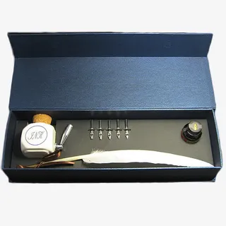 盒子中的羽毛笔免抠